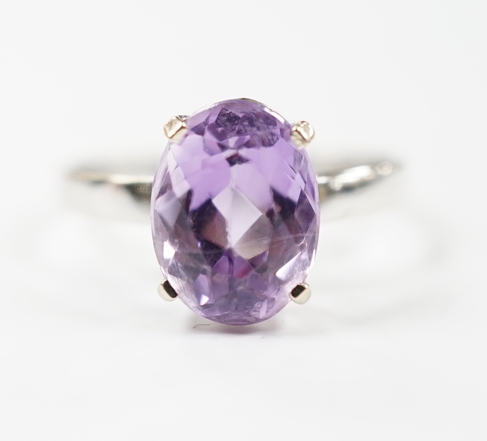 A 750 white metal and oval cut amethyst set ring, size O/P, gross weight 3.1 grams.